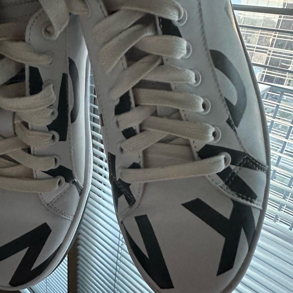 NEW DKNY Sneaker men’s size 7